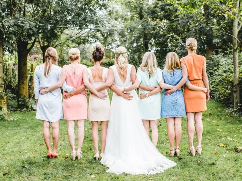 fotografie Purper richting 10 fantastische jurken voor de bruiloftgasten op jullie bruiloft!