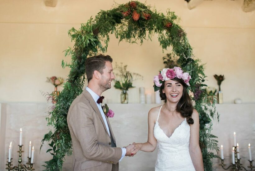 Bruidskapsel met bloemen